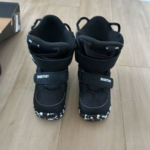 Burton Grom toddler snowboarding boots.